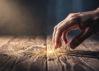 Poucos sabem: por que as pessoas batem na madeira para espantar o azar?