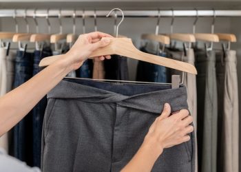 Essa sim é a forma correta de dobrar calça para pendurar no cabide e não ficar escorregando