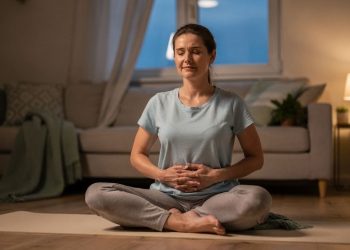 Treino anti-ansiedade usa respiração e movimentos suaves para acalmar corpo e mente