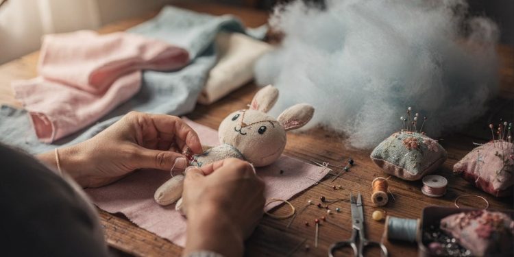 Boneca de conforto personalizada se torna apoio emocional nos primeiros anos