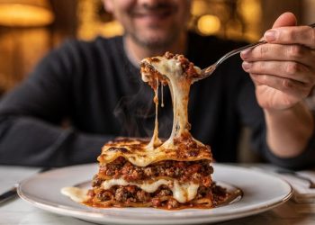 Lasanha de carne moída fica cremosa e bem recheada com montagem em camadas equilibradas