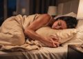 A psicologia explica por que gostamos de dormir abraçados com o travesseiro