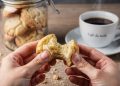 Biscoito amanteigado caseiro fica macio, desmancha na boca e é fácil de fazer