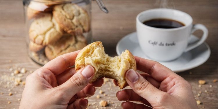 Biscoito amanteigado caseiro fica macio, desmancha na boca e é fácil de fazer