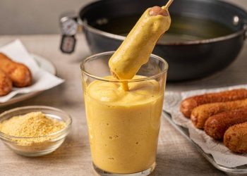 A receita de cachorro-quente no palito simples e crocante para qualquer ocasião
