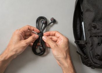 O truque caseiro simples evita que os fones de ouvido virem um nó na bolsa