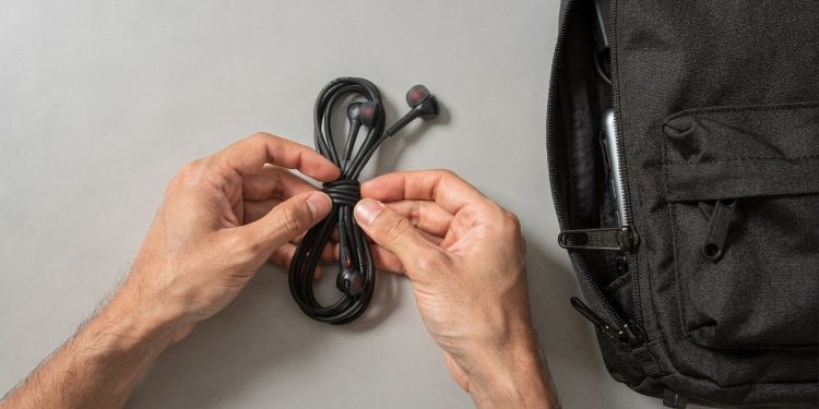 O truque caseiro simples evita que os fones de ouvido virem um nó na bolsa