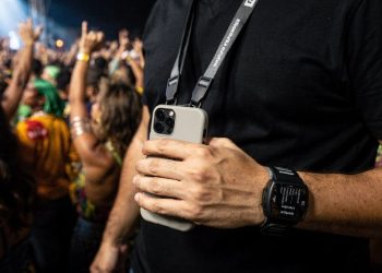 Hábitos e recursos simples reduzem a perda de celular em locais cheios