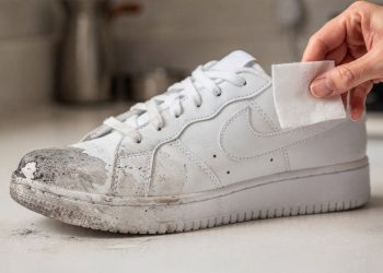 Como esse item específico da nécessaire ajuda a limpar o tênis sem esfregar