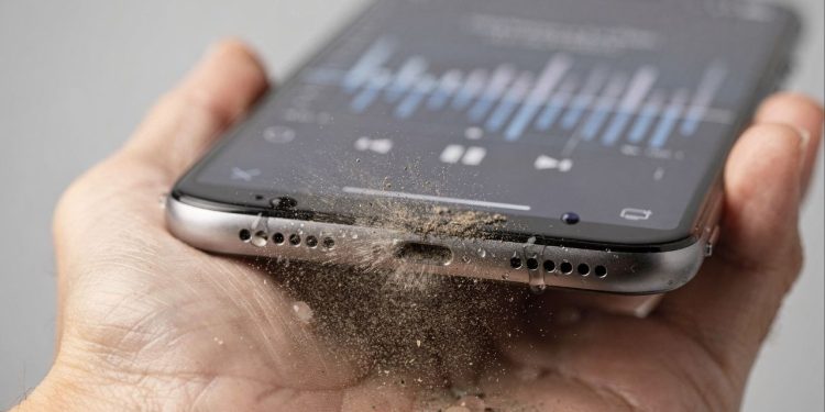 Truque com som para limpar alto-falante do celular funciona mesmo ou é mito