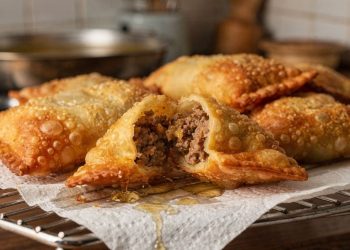 Como fazer pastel caseiro leve com recheio bem temperado e crocante