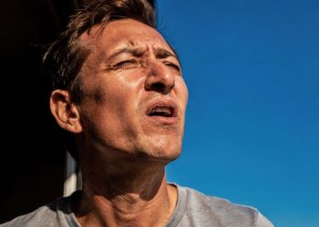 Se você espirra quando olha para o sol, saiba que seu cérebro está cometendo um erro curioso