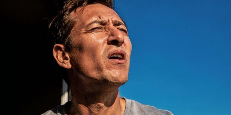 Se você espirra quando olha para o sol, saiba que seu cérebro está cometendo um erro curioso