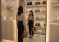 Como escolher a cor da bolsa certa e fugir do óbvio no look