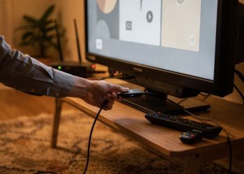 Como converter uma TV antiga em Smart usando apenas um acessório hoje