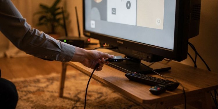 Como converter uma TV antiga em Smart usando apenas um acessório hoje