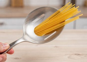O buraco do pegador de macarrão tem uma função matemática exata que quase ninguém utiliza na hora de cozinhar