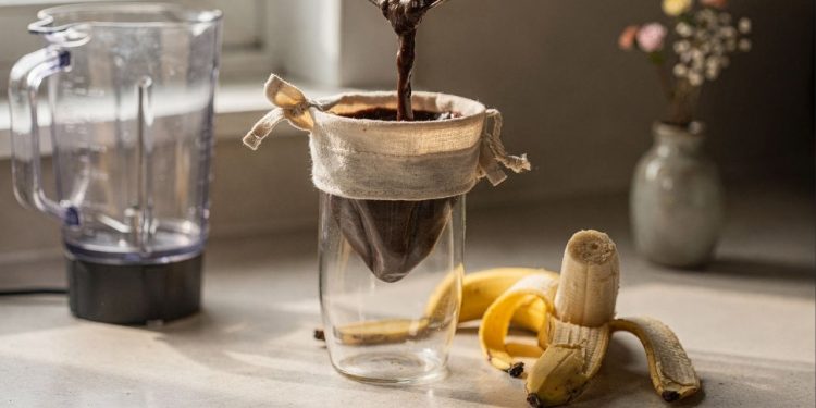 O adubo caseiro feito com sobras da cozinha que faz qualquer planta encher de flores