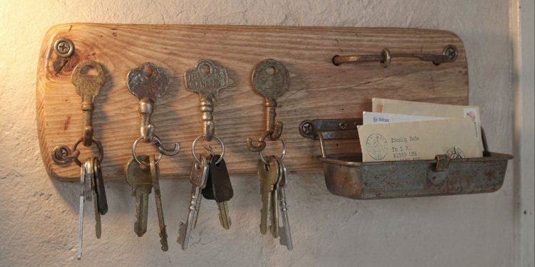 Como fazer um porta chaves de parede com chaves antigas guia passo a passo fácil e criativo
