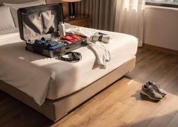 Como usar a mala, a cama e o peso do corpo para treinar no hotel durante qualquer viagem