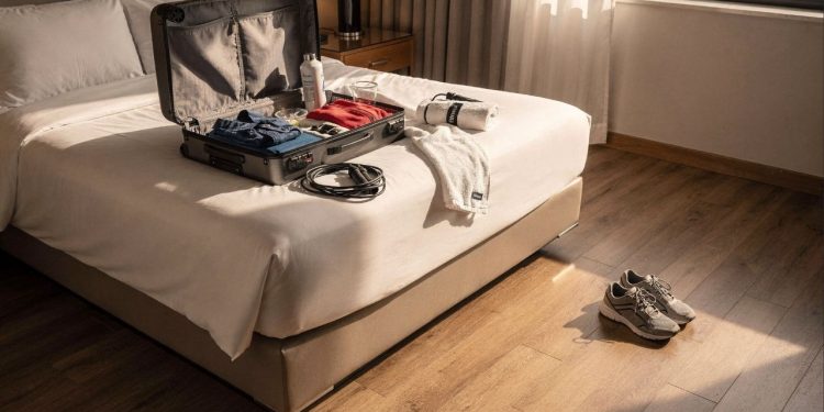 Como usar a mala, a cama e o peso do corpo para treinar no hotel durante qualquer viagem