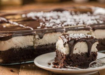 Bolo prestígio gelado combina massa fofinha de chocolate com bastante recheio de coco