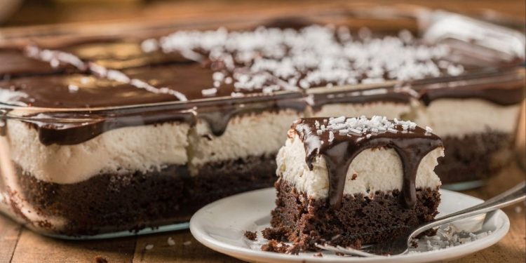 Bolo prestígio gelado combina massa fofinha de chocolate com bastante recheio de coco