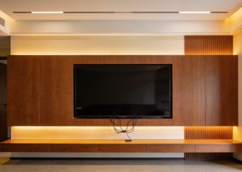 Organizar os fios da TV no painel melhora a estética, aumenta a segurança e facilita a limpeza