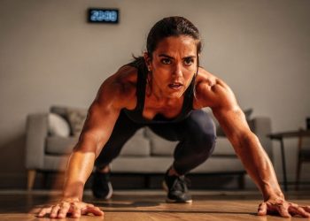 Treino full body de 20 minutos encaixa na rotina corrida e trabalha o corpo inteiro
