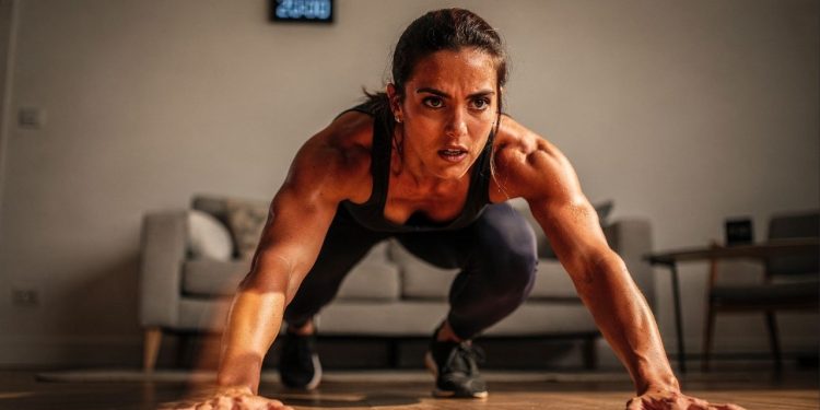 Treino full body de 20 minutos encaixa na rotina corrida e trabalha o corpo inteiro