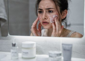 Erros na rotina de skincare que parecem pequenos, mas deixam a pele cada vez mais irritada