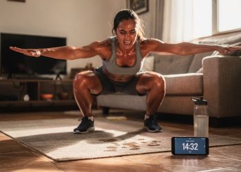 Treino de 15 minutos em casa ajuda você a sair do sedentarismo mesmo sem tempo