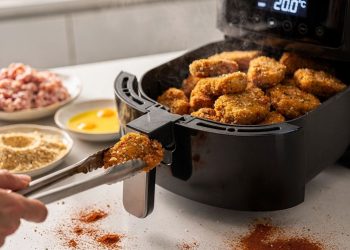 Nuggets na airfryer ficam crocantes em 15 minutos e levam peito de frango fresco