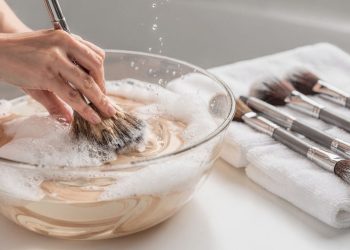 O método surpreende e inesperado para limpar seus pincéis de maquiagem corretamente