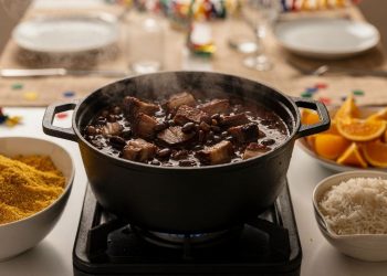 A feijoada carnavalesca que garante energia para os blocos sem complicar o preparo