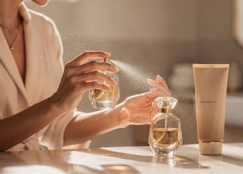 Como fazer o perfume durar mais tempo na pele e na roupa