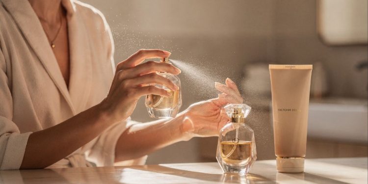 Como fazer o perfume durar mais tempo na pele e na roupa