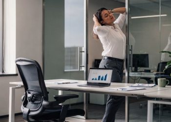 Exercícios para quem fica muito tempo sentado aliviam dores e melhoram circulação