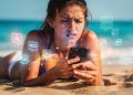 Você até tenta, mas o celular não sai da mão nas férias? A psicologia tem a explicação para esse hábito