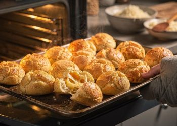 O jeito fácil de fazer pão de queijo de 3 ingredientes com massa que modela bem