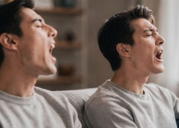 O que significa bocejo contagioso segundo a neurociência e sua ligação com empatia