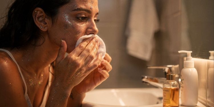 3 macetes para tirar glitter de Carnaval do corpo e do rosto sem irritar a pele, de forma simples