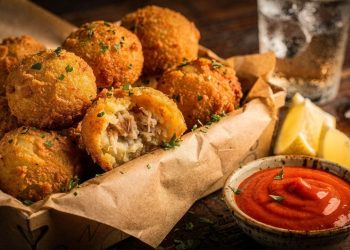 Bolinho de bacalhau simples fica crocante por fora e macio por dentro com passo a passo fácil