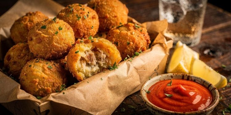 Bolinho de bacalhau simples fica crocante por fora e macio por dentro com passo a passo fácil