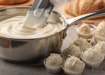 Brigadeiro branco fica cremoso e macio quando você acerta o ponto certo