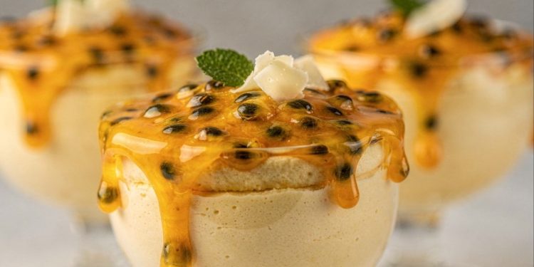 Mousse de maracujá cremosa fica pronta em minutos com 3 ingredientes