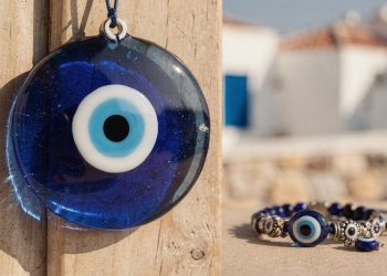 Olho grego: o que significa esse amuleto milenar e por que ele nunca sai de moda?