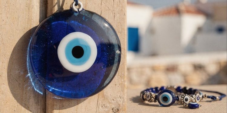 Olho grego: o que significa esse amuleto milenar e por que ele nunca sai de moda?