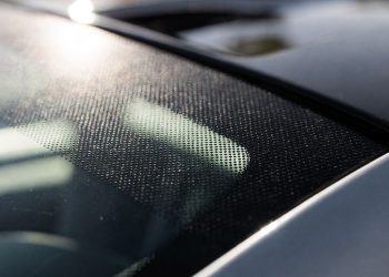 Você já se perguntou para que servem os pequenos pontinhos pretos nos vidros do carro?