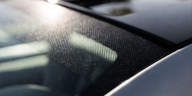 Você já se perguntou para que servem os pequenos pontinhos pretos nos vidros do carro?
